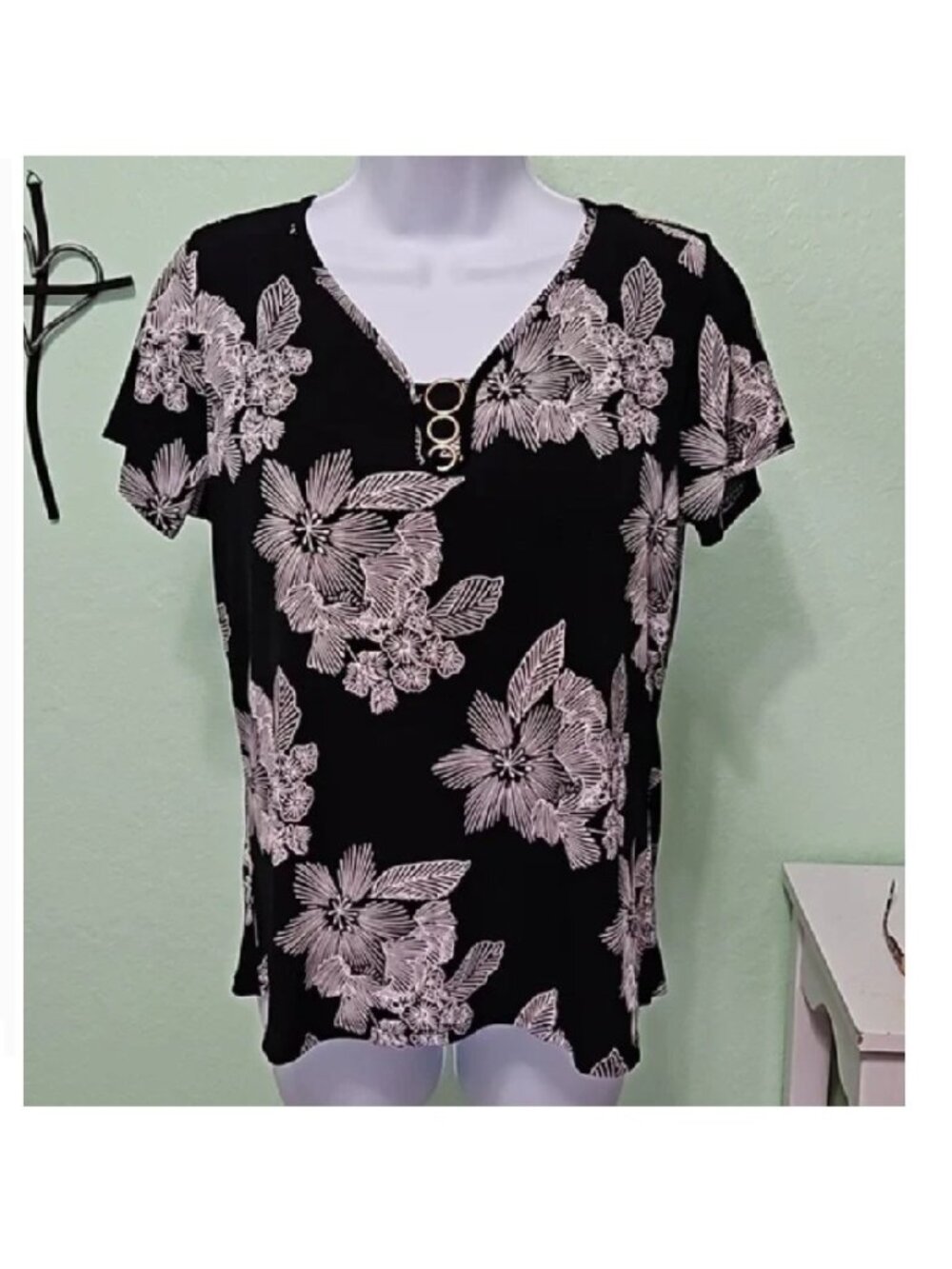 Pretty CAROLYN TAYLOR Blouse Black Pink Floral Beautiful Golden Accents Size M